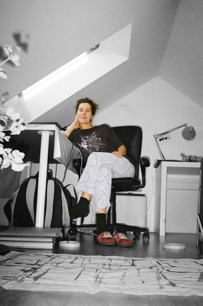 Künstlerin Apolonija Lucic am Schreibtisch